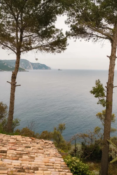 Vue depuis le monastère de Paleokastritsa Vue depuis le monastère de Paleokastritsa