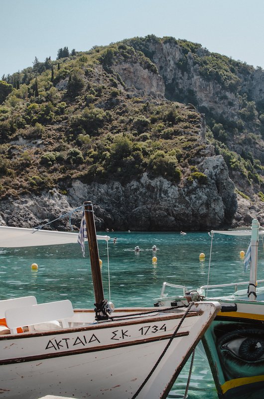 Bateaux à Agios Spiridonas, Paleokastritsa