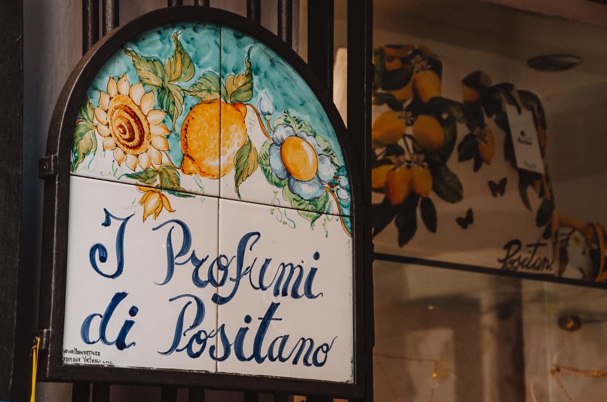 Hand-painted ceramic with lemons in Positano