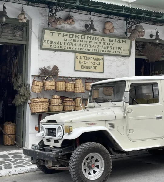 Ένα αμάξι από μια άλλη εποχή #traditional #local #oldshop #retrocar #naxos #naxosgreece